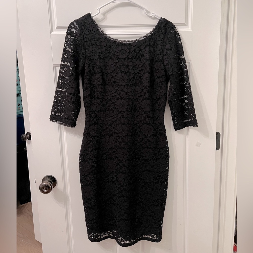 Size 6 and reaches to about the knees. Form fitting yet stretchy material.